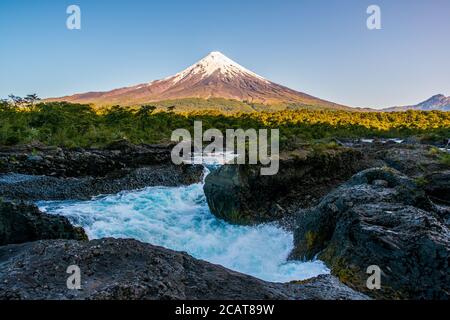 Volcan Osorno vu au-dessus des cascades de Petrohue au Chili Banque D'Images