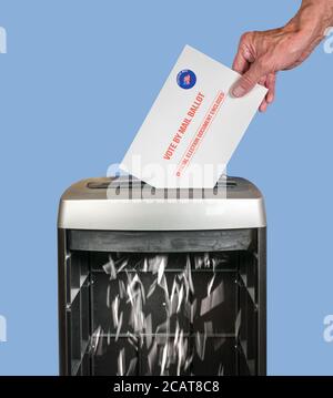 Voter par la poste ou par bulletin de vote des absents en cours de déchiquetage au bureau déchiqueteuse de papier comme illustration de la fraude de vote ou de votes perdus Lors de l'élection présidentielle Banque D'Images