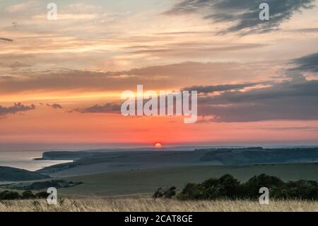 Eastbourne, East Sussex, Royaume-Uni. 8 août 2020. Le magnifique coucher de soleil rose se termine par une journée de brûlage sur la côte sud. Crédit : David Burr/Alay Live News Banque D'Images