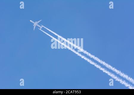 Contrentre d'un avion à réaction contre un ciel bleu clair Banque D'Images