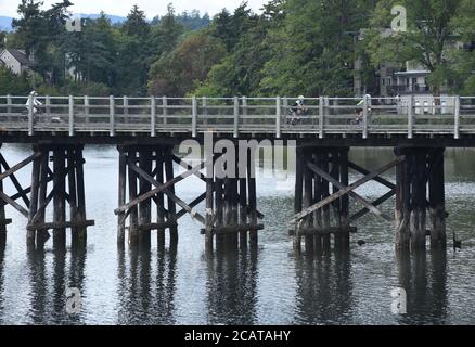 Les cyclistes traversent le Selkirk Trestle à Victoria, en Colombie-Britannique, au Canada, sur l'île de Vancouver. Banque D'Images