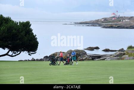 Les golfeurs apprécieront la vue sur le parcours et l'océan au Victoria Golf Club à Oak Bay, Colombie-Britannique, Canada, sur l'île de Vancouver. En arrière-plan se trouve le Banque D'Images