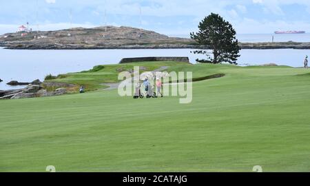 Les golfeurs apprécieront la vue sur le parcours et l'océan au Victoria Golf Club à Oak Bay, Colombie-Britannique, Canada, sur l'île de Vancouver. En arrière-plan se trouve le Banque D'Images