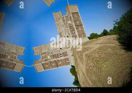 Orford, Suffolk, Royaume-Uni - 7 août 2020 : image standard du château convertie en abstrait à l'aide d'un filtre kaléidoscope. Banque D'Images