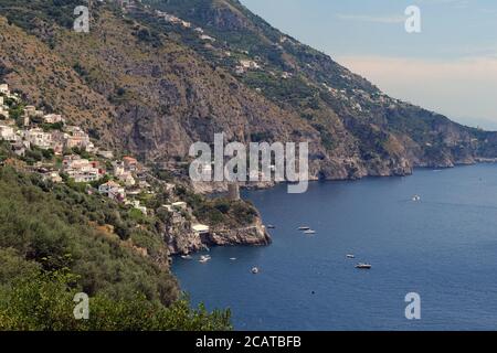 Côte amalfitaine à l'approche de Positano depuis le sud Banque D'Images