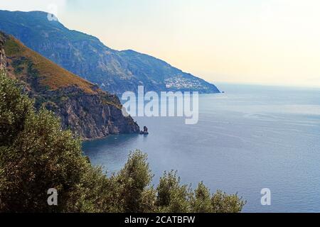 Côte amalfitaine à l'approche de Positano depuis le sud Banque D'Images