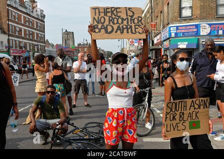 Tottenham - Londres (Royaume-Uni), août 8 2020: Une coalition de groupes activistes rassemblement en dehors du poste de police de Tottenham racisme et violence de la police.