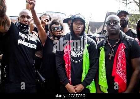 Khari McKenzie, 28(c), un rappeur qui se produit sous le nom de scène Raspect et des membres de la famille Forever se réunissent à l'extérieur du poste de police de Tottenham pendant la manifestation. Les manifestants appellent le gouvernement à éliminer l'article 60 (arrêt et recherche sans suspicion). Banque D'Images