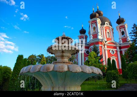 Fontaine en marbre en face de l'église. Monastère de Curchi en Moldavie Banque D'Images