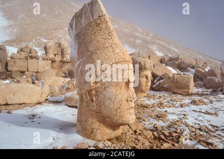 Mont Nemrut / Turquie - 14 décembre 2017 : grandes statues en pierre érigées autour de ce qui est supposé être une tombe royale du 1er siècle av. J.-C. Banque D'Images