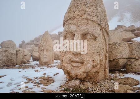 Mont Nemrut / Turquie - 14 décembre 2017 : grandes statues en pierre érigées autour de ce qui est supposé être une tombe royale du 1er siècle av. J.-C. Banque D'Images