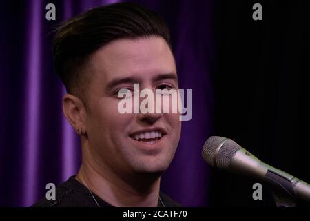 BALA CYNWYD, PA, Etats-Unis - 17 AVRIL 2018 : l'auteur-compositeur-interprète américain Logan Henderson visite le théâtre de performance Q102. Banque D'Images