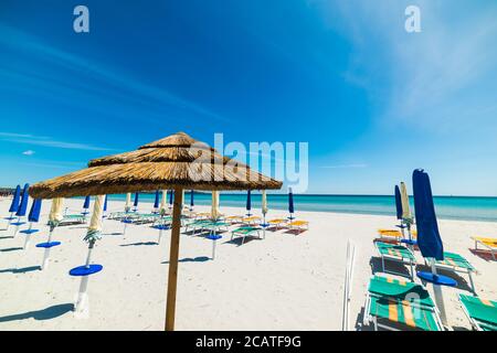 Parasols de plage en Sardaigne, Italie Banque D'Images