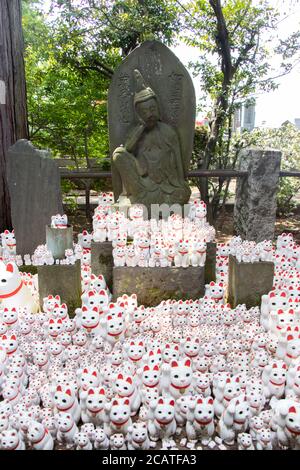 Tokyo, Japon - 4 mai 2019 : foule de chat chanceux (figure de chat de chance) dans le temple Gotokuji qui se trouve près de Tokyo, Japon Banque D'Images