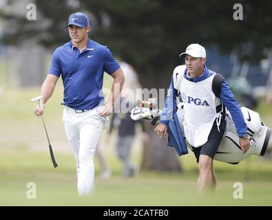 San Francisco, États-Unis. 08 août 2020. Brooks Koepka marche jusqu'au troisième trou dans le troisième tour du 102e championnat PGA au TPC Harding Park à San Francisco le samedi 8 août 2020. Photo de John Angelillo/UPI crédit: UPI/Alay Live News Banque D'Images