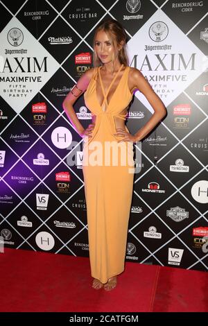 Renee Sommerfield arrive sur le tapis rouge pour la fête du cinquième anniversaire du magazine Maxim au Cruise Bar. Banque D'Images