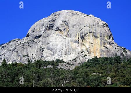 Le dôme en granit de Moro Rock, le parc national Sequoia, la chaîne de montagnes de la Sierra Nevada, le parc national de Kings Canyon Banque D'Images