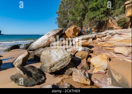 Rocky Sandtone Natural Wall à la plage de Wattamolla sur un soleil après-midi d'hiver Banque D'Images