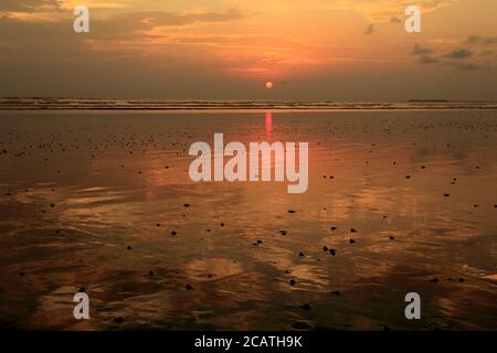Lever de soleil sur la mer. Exposition longue et réflexion sur l'eau dans la zone maritime de Sundarban. Banque D'Images