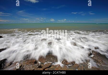 Grandes marées dans la baie du Bengale, sur l'île Saint-Martin, connue localement sous le nom de Narkel Jinjira. C'est la seule île de corail. Banque D'Images