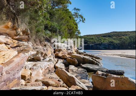 Rocky Sandtone Natural Wall à la plage de Wattamolla sur un soleil après-midi d'hiver Banque D'Images