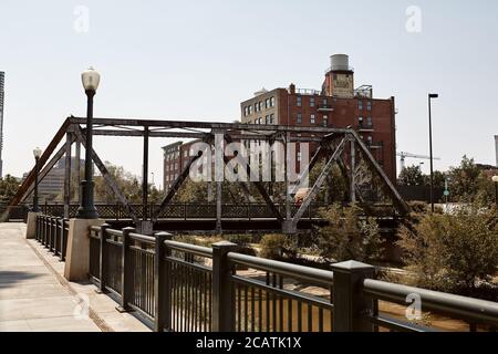 Denver, Colorado - 4 août 2020 : chemin le long de la rivière Platte sur Cherry Creek Trail dans le centre-ville de Denver. Denver, Colorado, États-Unis Banque D'Images