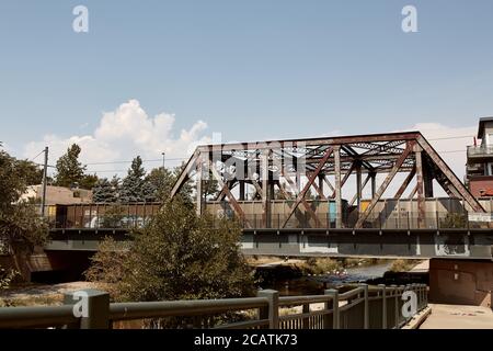 Denver, Colorado - 4 août 2020 : chemin le long de la rivière Platte sur Cherry Creek Trail dans le centre-ville de Denver. Denver, Colorado, États-Unis Banque D'Images