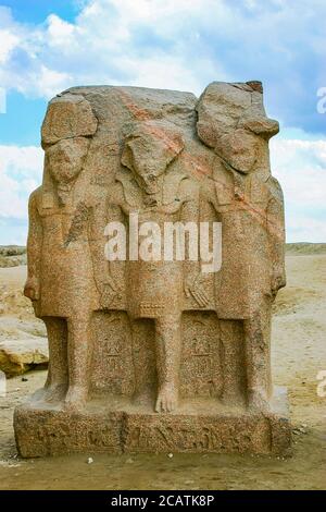 Égypte, Delta du Nil, Tanis, porte occidentale, appelée porte de Sheshanq III : Groupe statue de Ramses 2, Ra et Horakhty. Banque D'Images