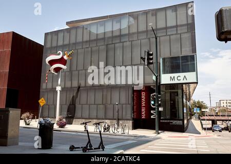 Denver, Colorado - 4 août 2020 : entrée au musée d'art contemporain avec sculpture des artistes Tim Noble et Sue Webster Banque D'Images