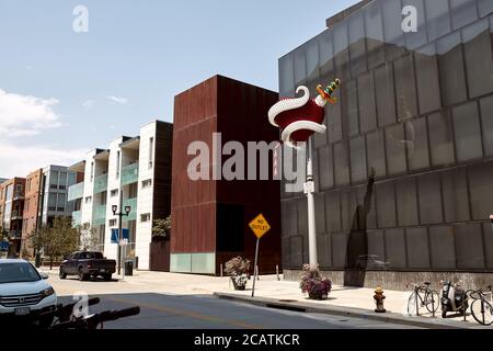 Denver, Colorado - 4 août 2020 : entrée au musée d'art contemporain avec sculpture des artistes Tim Noble et Sue Webster Banque D'Images