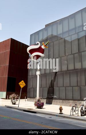 Denver, Colorado - 4 août 2020 : entrée au musée d'art contemporain avec sculpture des artistes Tim Noble et Sue Webster Banque D'Images