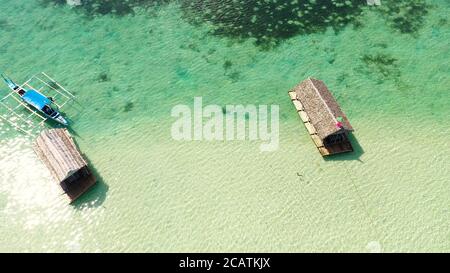 Un cottage natif flottant sur un banc de sable dans l'île touristique de Caramoan aux Philippines. Concept vacances d'été et de voyage. Un lagon avec des crotches flottantes, vue de dessus. Banque D'Images