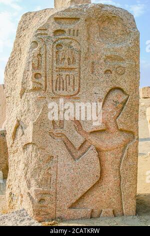 Egypte, Delta du Nil, Tanis, exposition de plusieurs objets anciens : Ramses offre Maat. Banque D'Images