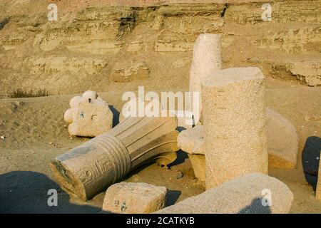 Égypte, Delta du Nil, Tanis, le temple est, construit par Ramses II et réutilisé par Osorkon II : colonnes Palmiformes, époque du vieux Royaume. Banque D'Images