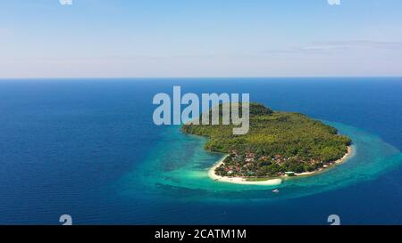 Lagon turquoise et bar à sable, vue sur le dessus. Himokilan Island, Leyte Island, Philippines. Île tropicale avec un village. Concept de vacances d'été. Banque D'Images