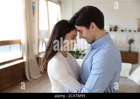 Couple de famille caucasien émotionnel heureux appréciant doux moment d'appel d'offres. Banque D'Images