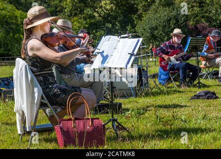 Fota, Cork, Irlande. 08 août 2020. Marie Effler, violoniste de l'Orchestre de lumière de Cork sous le bâton d'Ilse de Ziah, joue un bel après-midi d'été dans le domaine de Fota House et jardins, Co. Cork, Irlande. - crédit; David Creedon / Alamy Live News Banque D'Images