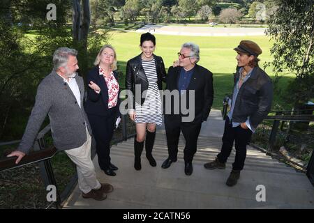 De gauche à droite : Sam Neill, Amanda Chadwick, Tess Haubrich, George Miller et Brenton Thwaites à la conférence de presse du Tropfest. Banque D'Images