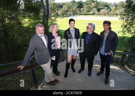 De gauche à droite : Sam Neill, Amanda Chadwick, Tess Haubrich, George Miller et Brenton Thwaites à la conférence de presse du Tropfest. Banque D'Images