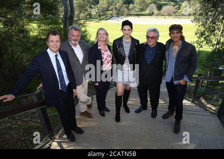 De gauche à droite : Mark Speakman, Sam Neill, Amanda Chadwick, Tess Haubrich, George Miller et Brenton Thwaites à la conférence de presse du Tropfest. Banque D'Images