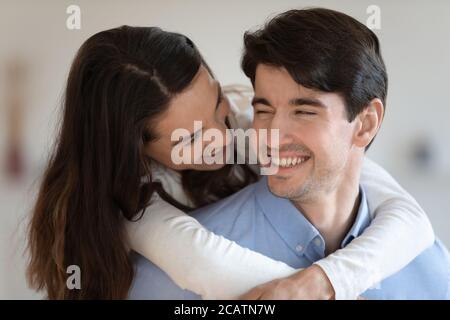 Belle femme de race mixte en cuddling heureux beau mari. Banque D'Images