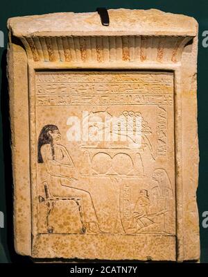 Visite d'ouverture de l'exposition "Sostris III, pharaon de légende", Lille, France. Danemark, Copenhague, stela de dame IIT-en-Heb, trouvée à Harageh.