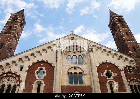 Façade de la cathédrale (duomo) avec clochers à Casale Monferrato, Piémont, Italie Banque D'Images