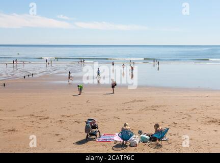 Claycastle, Cork, Irlande. 08 août 2020. Avec des températures s'élevant vers le milieu des années vingt, les gens se sont empais de la plage pour profiter du sable et de la mer à Claycastle, Co. Cork, Irlande. - crédit; David Creedon / Alamy Live News Banque D'Images