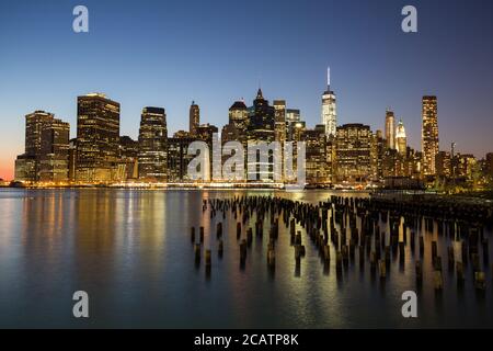 Vue sur Lower Manhattan depuis le Brooklyn Bridge Park Banque D'Images