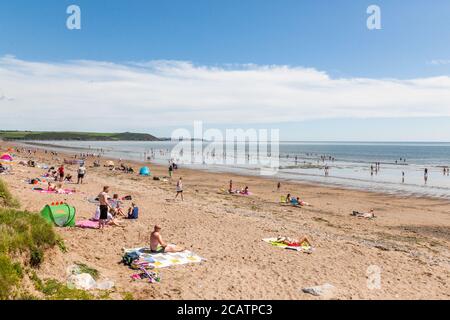 Claycastle, Cork, Irlande. 08 août 2020. Avec des températures s'élevant vers le milieu des années vingt, les gens se sont empais de la plage pour profiter du sable et de la mer à Claycastle, Co. Cork, Irlande. - crédit; David Creedon / Alamy Live News Banque D'Images