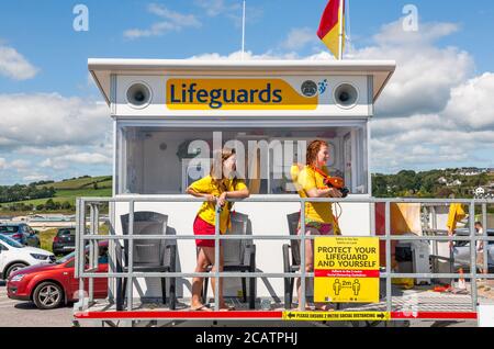 Claycastle, Cork, Irlande. 08 août 2020. Les sauveteurs Carolyne O'Connor et Karen Sheehan surveillent les nageurs depuis leur station d'observation de Claycastle, Co. Cork, Irlande. - crédit; David Creedon / Alamy Live News Banque D'Images