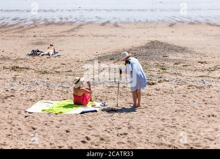 Claycastle, Cork, Irlande. 08 août 2020. Au cours d'un chaud été, deux dames ont une conversation tout en respectant les directives de la distance sociale sur la plage à Claycastle, Co. Cork, Irlande. - crédit; David Creedon / Alamy Live News Banque D'Images