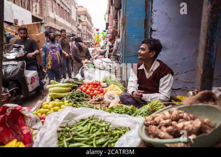 Agra / Inde - 22 février 2020: l'indien à la rue colorée de la rue de vente de légumes Banque D'Images