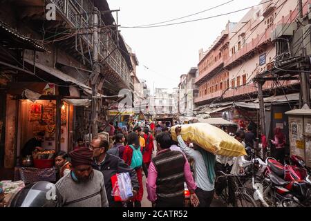 Agra / Inde - 22 février 2020: Les gens marchent dans la rue du centre historique d'Agra Banque D'Images